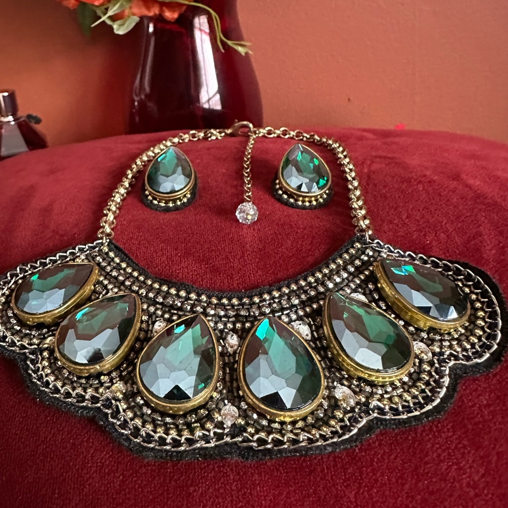 Vintage Chico’s Elegant Gold and Green collar Necklace Set - Picture 3 of 10